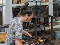Junger Glasbläser bei der Arbeit - Svaneke